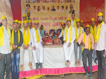 The government does not value the feelings of OBCs, alleges the hunger strikers in Antarwali Sarati. | लेखी आश्वासनाशिवाय उपोषण थांबणार नाही; अंतरवाली सराटीत ओबीसी आंदोलक आक्रमक! The government does not value the feelings of OBCs, alleges the hunger strikers in Antarwali Sarati. | लेखी आश्वासनाशिवाय उपोषण थांबणार नाही; अंतरवाली सराटीत ओबीसी आंदोलक आक्रमक!