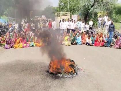 Fight to defend OBC reservation intensified; Ranragini blocked the Beed-Nagar highway! | ओबीसी आरक्षण बचावाचा लढा तीव्र; रणरागिनींनी रोखला बीड-नगर महामार्ग!