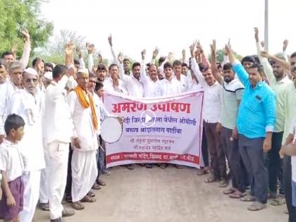 The entire village sat on hunger strike supporting the OBC reservation rescue movement!  | ओबीसी आरक्षण बचाव आंदोलनाला पाठिंबा देत अख्खे गाव बसले उपोषणाला! 