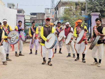 The traditional costumes of the OBC brothers attracted attention in the Elgar Maha Mela | एल्गार महामेळाव्यात ओबीसी बांधवांच्या पारंपरिक वेशभूषांनी वेधले लक्ष