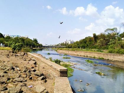 While washing clothes in the stream, the pots were washed away; When the mother went to take it, the daughter also went behind and disaster ensued | ओढ्यावर कपडे धुताना पातेले वाहून गेले; ते घेण्यासाठी आई गेल्यावर मुलगीही मागे गेली अन् अनर्थ घडला