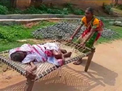 Odisha: Elderly daughter carries 120-year-old mother on cot to bank for pension | ...म्हणून ७० वर्षीय मुलीने आपल्या वयोवृद्ध आईला बँकेपर्यंत खाटेवर बसवून नेले ओढत, बँकेवर टीका