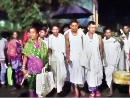 groom reached the mandap by walking 28 km; Hit by the drivers' strike, he walked all night and reached the bride's house | 28 किमी पायपीट करत नवरदेवाने गाठला मंडप; चालकांच्या संपाचा फटका, रात्रभर चालून पोहोचले वधूच्या घरी