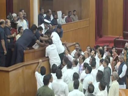 Odisha Assembly News: In the Odisha Legislative Assembly, the opposition besieged the Speaker's seat   | ओदिशा विधानसभेमध्ये रणकंदन, अध्यक्षांच्या आसनालाच विरोधकांनी घातला घेराव  