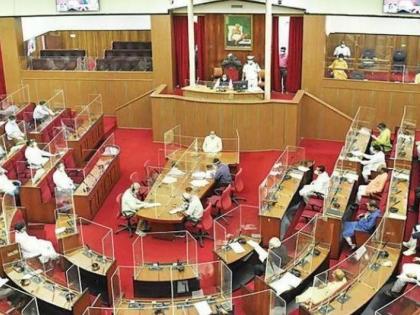 Slippers earphone and papers hurled targeting Speakers podium in Odisha Assembly bj bjp mlas | विधानसभा अध्यक्षांच्या आसनाकडे चप्पल, कचराकुंडी भिरकावली; भाजप आमदारांचा प्रताप