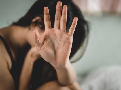 Professor was sexually assaulting her by blackmailing her with a video; Student took extreme action | संतापजनक! प्राध्यापक व्हिडिओसह ब्लॅकमेल करून लैंगिक अत्याचार करत होता; तरुणीने उचलले टोकाचे पाऊल Professor was sexually assaulting her by blackmailing her with a video; Student took extreme action | संतापजनक! प्राध्यापक व्हिडिओसह ब्लॅकमेल करून लैंगिक अत्याचार करत होता; तरुणीने उचलले टोकाचे पाऊल