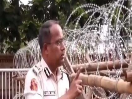 Break their legs Odisha ACP gave instructions to stop Congress workers video goes viral | VIDEO: "पकडू नका, त्यांचे पाय तोडा"; काँग्रेस कार्यकर्त्यांना थांबवण्यासाठी पोलीस अधिकाऱ्याचे आदेश