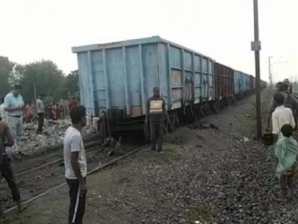 freight train moved by the storm 6 dead lying down | वादळाने हलली मालगाडी; खाली झाेपलेले ६ ठार