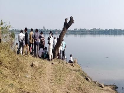 The boat sank in the Wanganga River; Two missing, six able to save | वैनगंगा नदीत नाव बुडाली; दोघे बेपत्ता, सहा जणांना वाचविण्यात यश