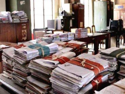 Just a dusting of files, settle all cases within a month: Collector warns | जरा धूळ झटका फाईलच्या गठ्ठ्यांवरील, महिनाभरात सर्व प्रकरणे निकाली काढा: जिल्हाधिकारी