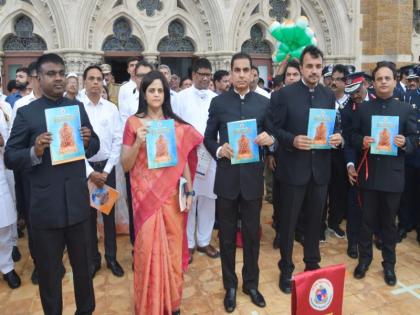 A booklet giving information about Ganeshotsav; Released by Commissioner Iqbal Singh Chahal | गणेशोत्सवाबाबत माहिती देणारी पुस्तिका; आयुक्त इकबाल सिंह चहल यांच्या हस्ते प्रकाशन