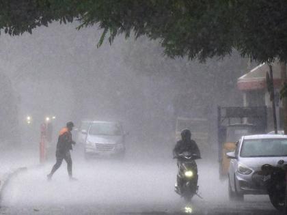 Lights went out, hundreds of trees fell; 150 trees fell, power lines also fell in nagpur | वादळाचा तडाख्याने बत्ती गुल, शेकडाे झाडे काेसळली;  १५० झाडे पडली, विजेचे पाेलही पडले