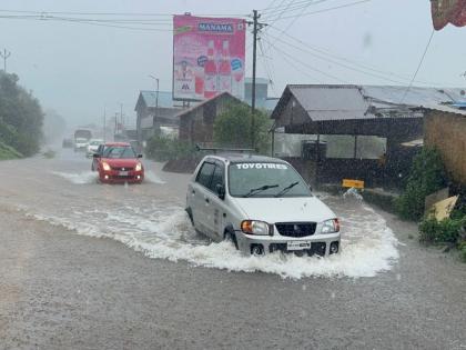 Heavy rains in Mahabaleshwar for three days in a row; Vennalek's water on the road; Traffic slowed, agriculture was flooded | महाबळेश्वरमध्ये सलग तीन दिवस जोरदार पाऊस; वेण्णालेकचे पाणी रस्त्यावर; वाहतूक मंदावली, शेतीही जलमय