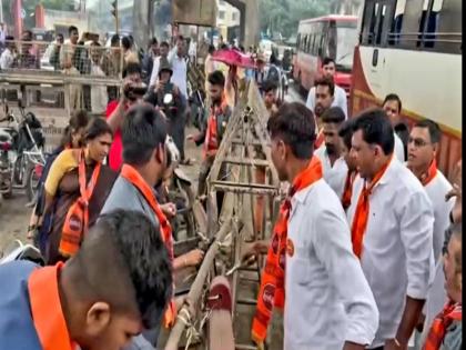 MNS workers protested and removed the barricade blocking traffic in Bhiwandi | भिवंडीत वाहतूक अडथळा ठरणारे बॅरिकेट मनसे कार्यकर्त्यानी आंदोलन करत हटविले 