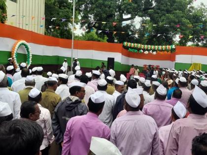 Parbhani Municipal employees took an oath to work on the ideology of Mahatma Gandhi; 600 employees wore Gandhi hats | महात्मा गांधींच्या विचारधारेवर काम करण्याची मनपा कर्मचाऱ्यांनी घेतली शपथ; ६०० कर्मचाऱ्यांनी परिधान केल्या गांधी टोपी