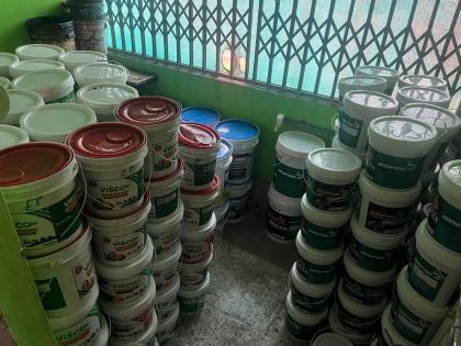 Police raid on fake grease, oil factory in Parli; one arrested | किचनमध्ये सुरू केले बनावट ग्रीस, ऑइलचे उत्पादन; एक अटकेत, लाखोंचा मुद्देमाल जप्त