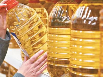 The weight of bags began to decrease due to commercial competition from oil companies | खाद्यतेलांचा छोटा पॅक, बडा धमाका; ग्राहकांची अप्रत्यक्ष फसवणूक The weight of bags began to decrease due to commercial competition from oil companies | खाद्यतेलांचा छोटा पॅक, बडा धमाका; ग्राहकांची अप्रत्यक्ष फसवणूक