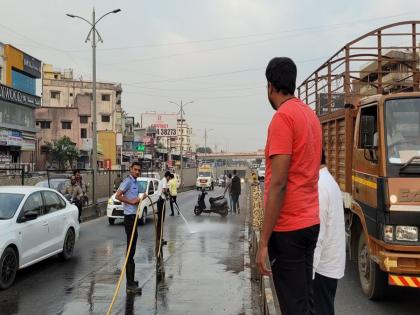 Oil spill again in Dange Chowk! More than twenty bikers fell | Pimpri Chinchwad: डांगे चौकात पुन्हा ऑईल गळती! वीसहून अधिक दुचाकीस्वार घसरले