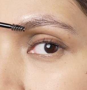 दाट भुवयांसाठी ५०० रुपयांची आयब्रो पेन्सिल नको! 'या' पद्धतीने भुवयांना लावा तेल- देसी उपाय, भुवयांचे सौंदर्य राहिल कायम