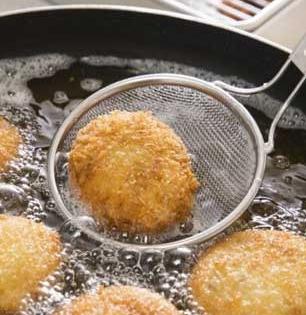 खा तळलेले बिनधास्त पण टाळा 'या' चुका, पोटात तेल जाईल कमी आणि पडणार नाही आजारी