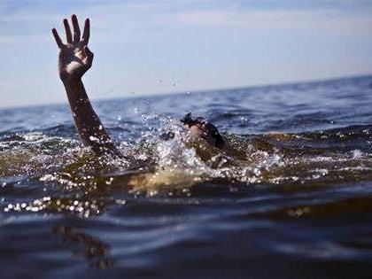 Bathing in the river cost the lives of two brothers; Mother was engrossed in collecting firewood | नदीत अंघाेळ करणे दोन भावांच्या जीवावर बेतले; आई सरपण गोळा करण्यात  होती मग्न