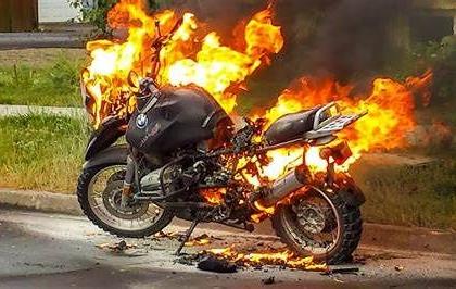 The boy burned the bike as the mother did not give him the keys | आईने चाबी न दिल्याने मुलाने जाळली बाईक