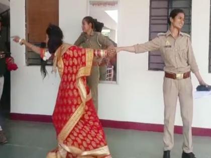 A young woman stormed the police station shouting 'Do Shaadi Karenge, Do Shaadi Karenge' | 'दो शादी करेंगे, दो शादी...', खुर्च्या फेकल्या, मोबाइल फोडला, विवाहितेचा हायव्होल्टेज ड्रामा