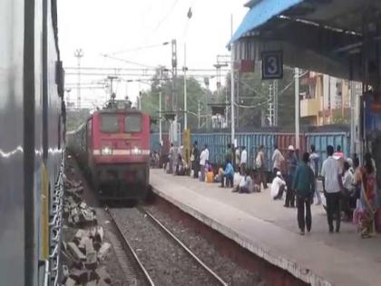 A young man and a married girl jumped in front of a train at Chhatrapati Sambhajinagar station | प्रेमीयुगुलाची रेल्वेसमोर उडी; युवकाचा मृत्यू, विवाहिता बचावली, छत्रपती संभाजीनगरमधील घटना