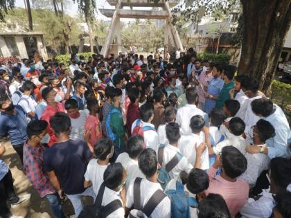 Demand for online examination of 10th-12th class students | ..मग ऑफलाईन परीक्षेचा अट्टहास का?, दहावी-बारावीच्या विद्यार्थ्यांचा सवाल 