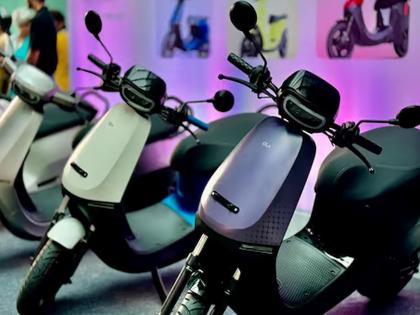 Ola scooter sales down 30 percent; TVS came close to iCube in november | ओला स्कूटरची विक्री ३० टक्क्यांनी घसरली; TVS iCube च्या जवळ येऊन ठेपली