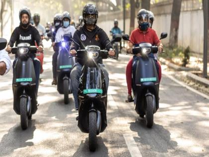 ola electric offering heavy discounts on their scooters in this december | Ola Electric : ओला स्कूटर्सवर मिळतेय मोठी सवलत, 31 डिसेंबरपर्यंत ग्राहकांना मिळणार फायदा