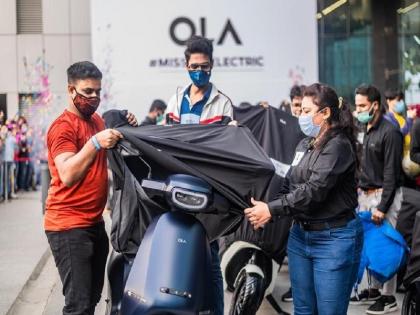 Ola S1, S1 Pro Electric Scooter delivers first 100 scooters without some promised features | लाँचिंगच्या 4 महिन्यांनंतर Ola Scooter ची डिलिव्हरी, पुन्हा खरेदी विंडो उघडणार!