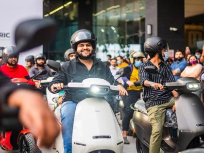 Ola Electric Scooter S1 Delivered: Disillusionment of 100 customers on the first day; missing some features | Ola Electric Scooter S1 Delivered: ओला स्कूटरचे रडगाणे! पहिल्याच दिवशी ग्राहकांचा भ्रमनिरास; जाणून घ्या काय घडले...