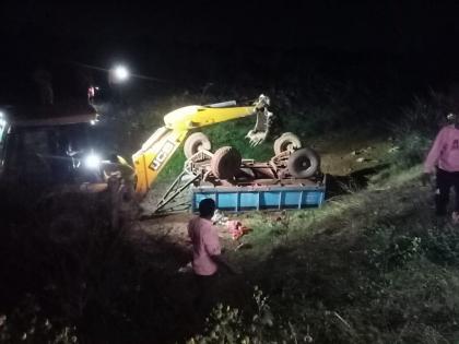 Accident of tractor carrying sugarcane workers in Solapur, 4 killed | भीषण! सोलापूरात ऊसतोड मजुरांना घेऊन जाणाऱ्या ट्रॅक्टरचा अपघात, ४ ठार 