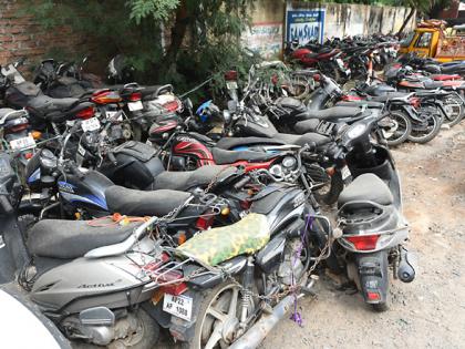 Two thousand two-wheelers are scrapped in Solapur every year; Demand for rims, tires, carburetors | सोलापुरात वर्षभरात दोन हजार दुचाकी होतात स्क्रॅप; रिम, टायर, कार्बोरेटरला मागणी