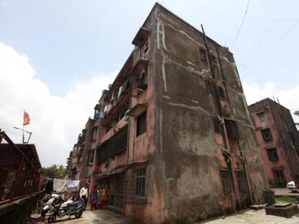 Dangerous buildings are a problem, redevelopment has been going on for many years, millions of Mumbaikars are living hand in hand. | धोकादायक इमारतींचा प्रश्न होतोय अधिक बिकट, पुनर्विकासाचा तिढा अनेक वर्षे कायम, लाखो मुंबईकर जीव मुठीत घेऊन जगताहेत