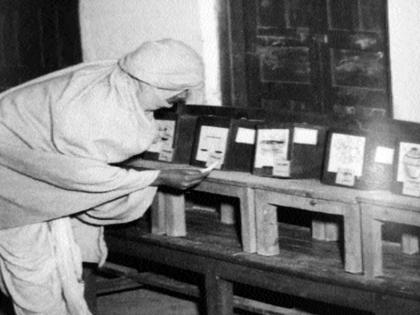 The literacy rate during the first election was only 16 percent | पहिल्या निवडणुकीच्या वेळी साक्षरतेचे प्रमाण होते फक्त १६ टक्के