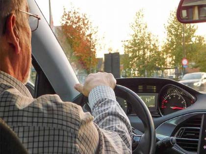 83 year old man had been driving car without a license for 70 years,now police caught him | 70 वर्षांपासून परवान्याशिवाय चालवत होता गाडी, पोलिसांच्या चौकशीत वृद्धाने केला खुलासा