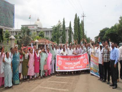 State government employees protest in Sangli over old pension issue | सांगलीत जुन्या पेन्शनच्या प्रश्नावर राज्य सरकारी कर्मचाऱ्यांची निदर्शने