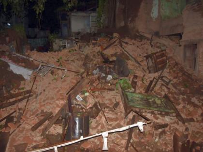 One injured in collapse of dangerous castle; Rescuers rescued the citizen | धोकादायक वाडा कोसळून एक जखमी; रहिवाशी बालंबाल बचावले