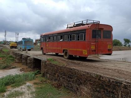 Transport on Akola-Mangrulipir road from the old bridge | अकोला-मंगरुळपीर मार्गावरील वाहतूक जुन्या पुलावरून 