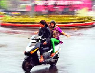 Rainfall in the city with strong winds | जोरदार वार्यासह शहरात पावसाच्या सरी Rainfall in the city with strong winds | जोरदार वार्यासह शहरात पावसाच्या सरी