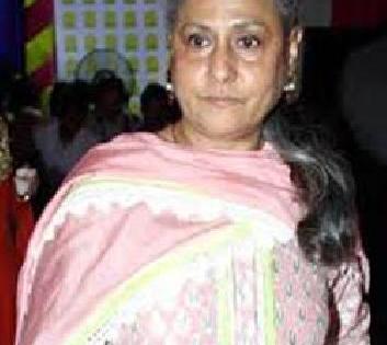 Angry Jaya Bachchan caught the reporter's caller | संतापलेल्या जया बच्चननी रिपोर्टरची कॉलर पकडली.. Angry Jaya Bachchan caught the reporter's caller | संतापलेल्या जया बच्चननी रिपोर्टरची कॉलर पकडली..