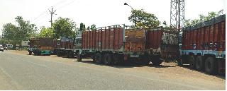 The crowd of vehicles in front of the passenger's safety | प्रवासी निवाऱ्यासमोर वाहनांची गर्दी The crowd of vehicles in front of the passenger's safety | प्रवासी निवाऱ्यासमोर वाहनांची गर्दी