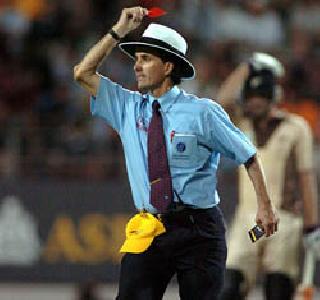 Red Card needed in cricket! | क्रिकेटमध्येही ‘रेड कार्ड’ची गरज ! Red Card needed in cricket! | क्रिकेटमध्येही ‘रेड कार्ड’ची गरज !