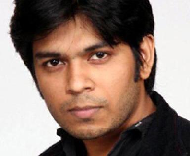 Playback singer Tiwari detained | पार्श्वगायक तिवारी अटकेत