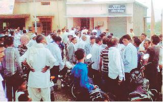 Employees with two engineers stacked | दोन अभियंत्यांसह कर्मचाऱ्यांना डांबले Employees with two engineers stacked | दोन अभियंत्यांसह कर्मचाऱ्यांना डांबले
