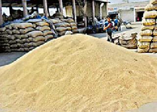 Soybean @ 4925 leaves of the farmers' mouth: Increased prices on the path of merchants | सोयाबीन @ 4925 शेतकऱ्यांच्या तोंडाला पाने : वाढलेले भाव व्यापाऱ्यांच्या पथ्यावर