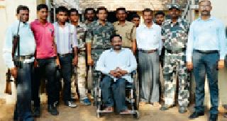 Maoists take professor to wheelchair in court | माओवादी प्राध्यापकाला व्हील चेअरवर आणले न्यायालयात Maoists take professor to wheelchair in court | माओवादी प्राध्यापकाला व्हील चेअरवर आणले न्यायालयात
