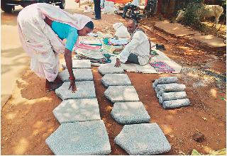 Demand for plat and wax | पाटा व वरवंट्याला मागणी Demand for plat and wax | पाटा व वरवंट्याला मागणी